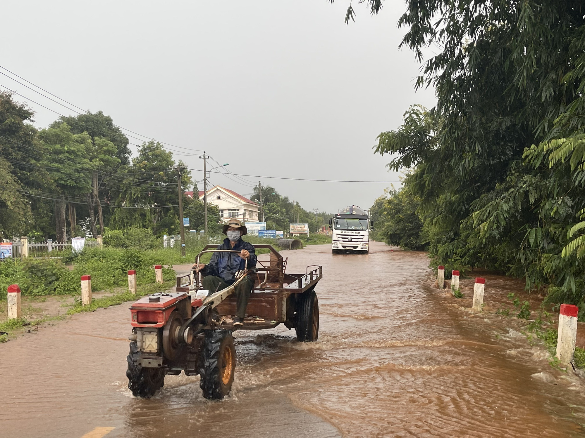 Đắk Lắk: Đường biến thành sông, nhiều phương tiện chết máy sau cơn mưa - Ảnh 7.
