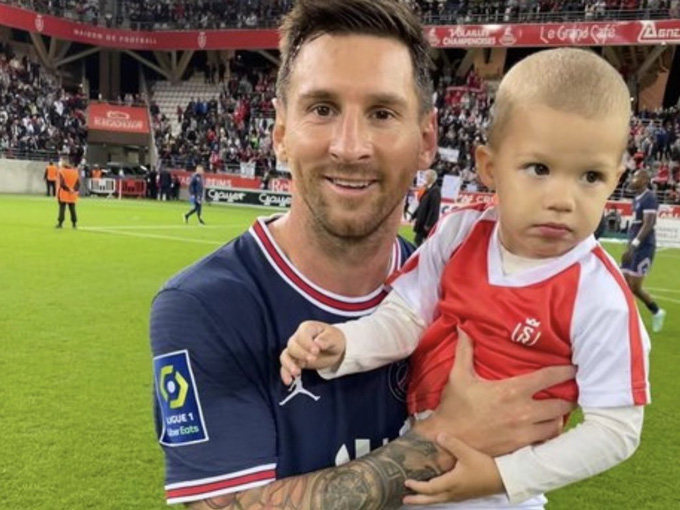Clip: Thủ môn đối phương &quot;xin xỏ&quot; Messi chụp ảnh với con trai mình - Ảnh 1.