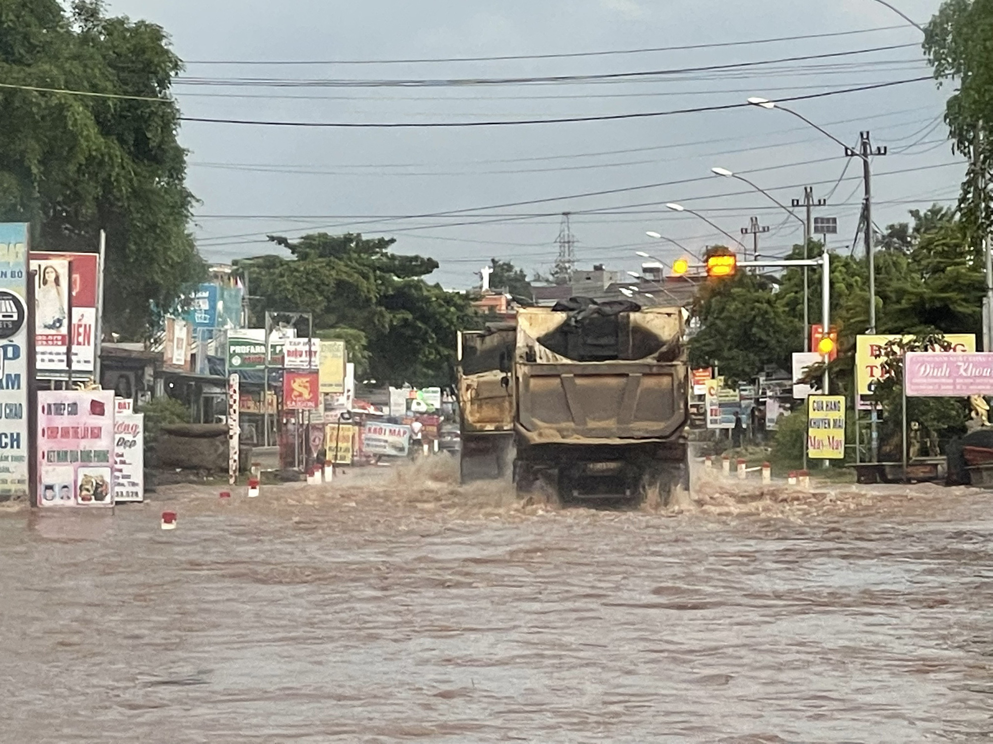Đắk Lắk: Đường biến thành sông, nhiều phương tiện chết máy sau cơn mưa - Ảnh 2.