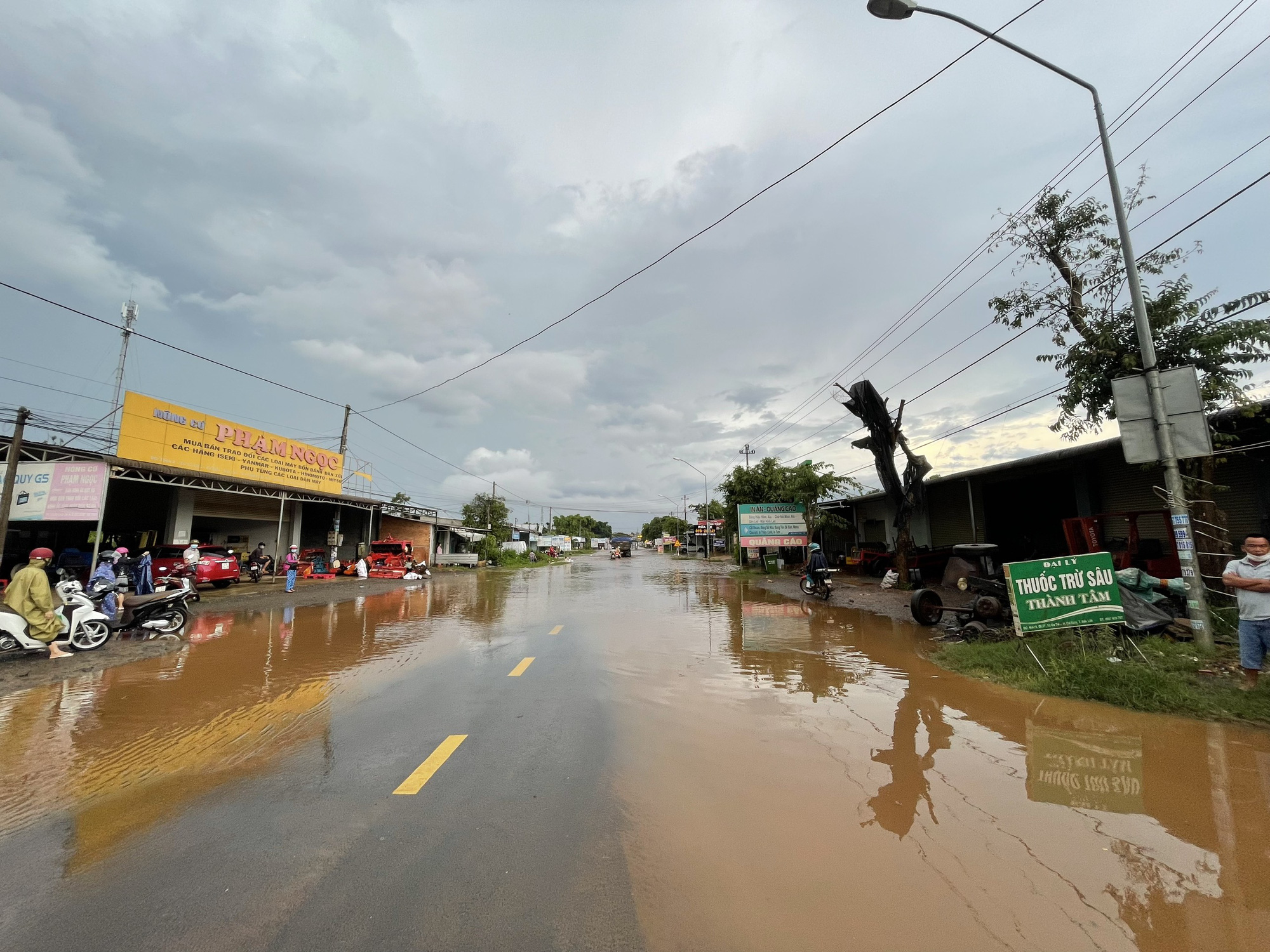 Đắk Lắk: Đường biến thành sông, nhiều phương tiện chết máy sau cơn mưa - Ảnh 3.