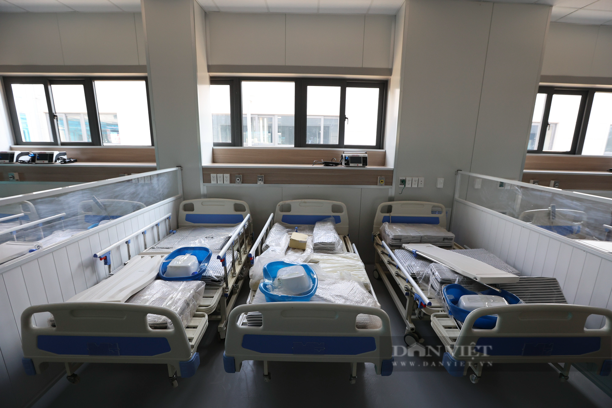 Cận cảnh trang thiết bị, máy móc hiện đại bên trong bệnh viện dã chiến điều trị bệnh nhân Covid-19 lớn nhất Hà Nội - Ảnh 4.