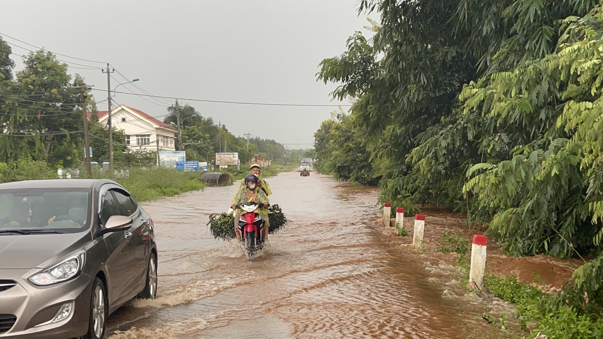 Đắk Lắk: Đường biến thành sông, nhiều phương tiện chết máy sau cơn mưa - Ảnh 4.