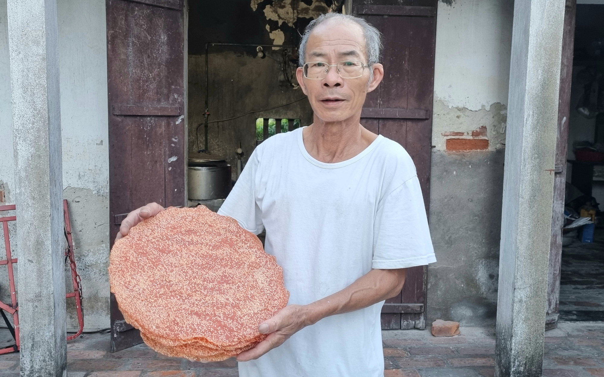 Ở Ninh Bình có món bánh đặc sản giòn tan thường xuyên xuất hiện trên bàn nhậu mà ăn hoài không chán