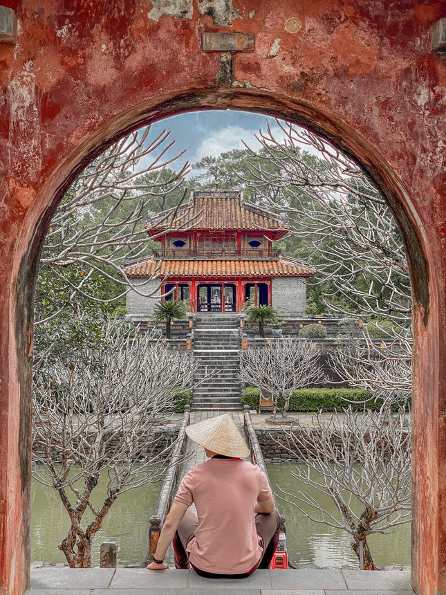 Lăng Minh Mạng: Lăng Minh Mạng là một trong những địa điểm du lịch nổi tiếng của Huế. Nằm giữa khu vườn rộng lớn, lăng mộ với kiến trúc hoành tráng và đầy tinh tế đã thu hút nhiều du khách. Hãy đến thăm Lăng Minh Mạng và cùng chụp những bức ảnh đẹp để lưu giữ kỷ niệm.