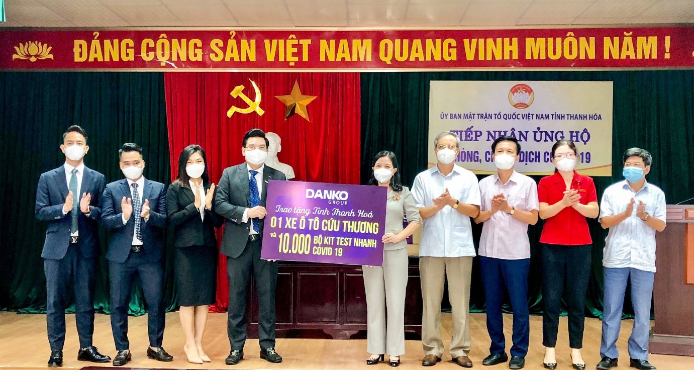 Danko Group trao tặng xe cứu thương và 10.000 bộ kit test nhanh Covid-19 cho tỉnh Thanh Hóa - Ảnh 1.