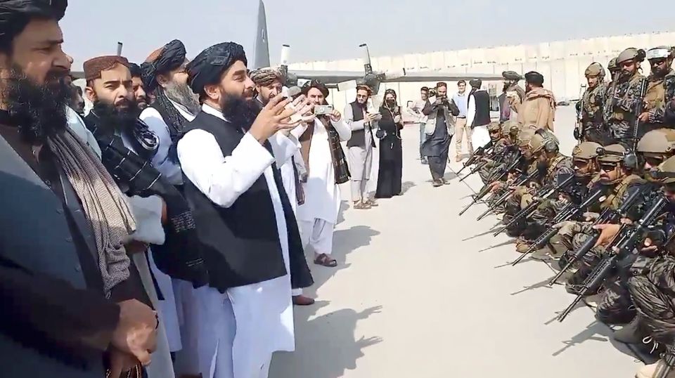 Taliban bắn súng vang rền, ăn mừng chiến thắng sau khi Mỹ rút quân khỏi Afghanistan - Ảnh 2.