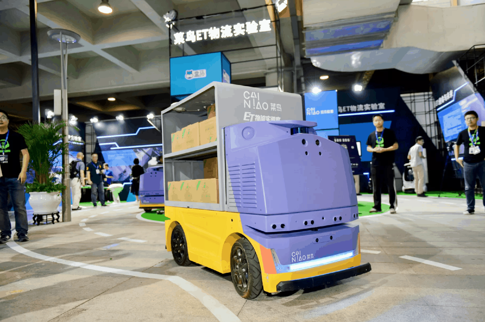 G Plus là robot tự động với khả năng vận chuyển hàng hóa an toàn và nhanh chóng. Ảnh: @AFP.