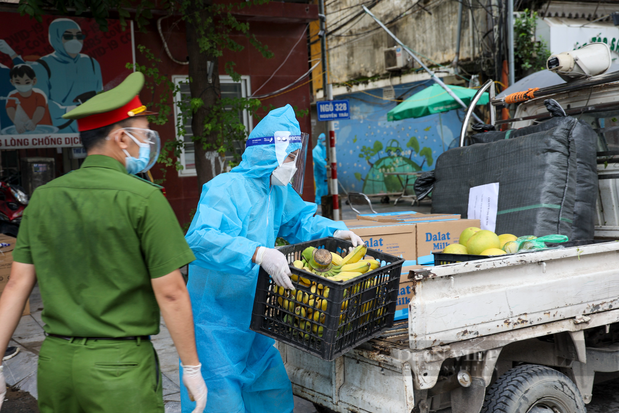 Rà từng ngõ, gõ từng nhà mang thực phẩm cho người dân trong khu phong tỏa ở ổ dịch quận Thanh Xuân - Ảnh 2.