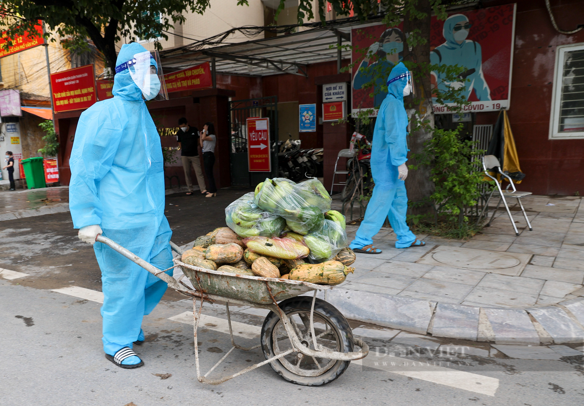 Rà từng ngõ, gõ từng nhà mang thực phẩm cho người dân trong khu phong tỏa ở ổ dịch quận Thanh Xuân - Ảnh 5.