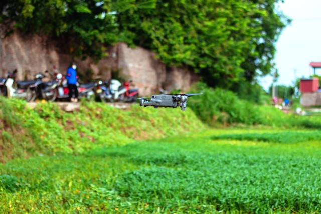 Thí điểm sử dụng flycam giám sát người dân thực hiện giãn cách xã hội ở huyện Mê Linh - Ảnh 1.