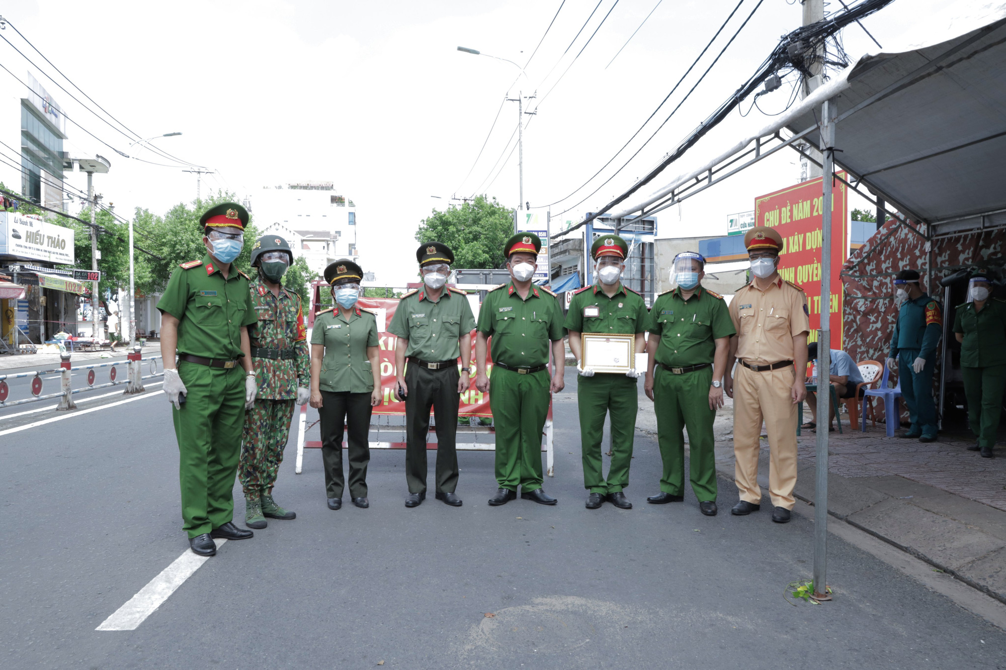 Khen thưởng hai chiến sĩ Công an đỡ đẻ cho sản phụ tại chốt kiểm soát dịch - Ảnh 2.