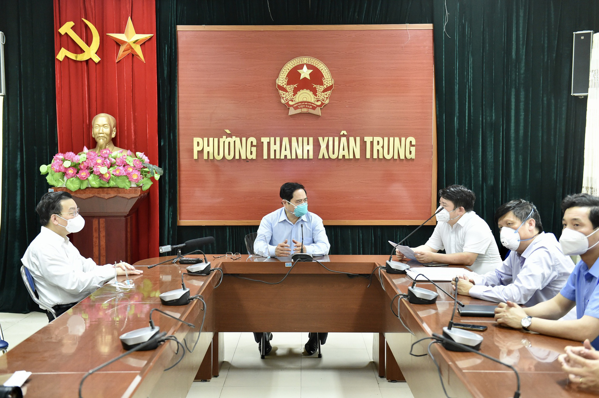 Thủ tướng đi thị sát, Sở Chỉ huy phòng chống dịch phường &quot;nóng&quot; nhất Hà Nội lại thiếu người &quot;trực chiến&quot; - Ảnh 2.