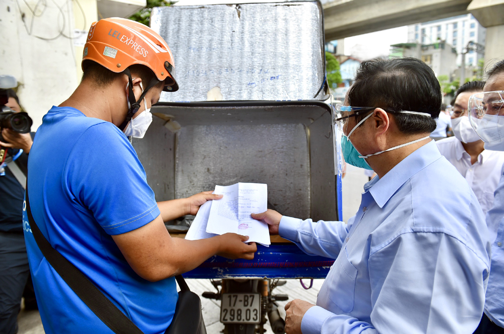 Ảnh: Thủ tướng Phạm Minh Chính kiểm tra đột xuất các 'điểm nóng' dịch Covid-19 tại Hà Nội - Ảnh 4.