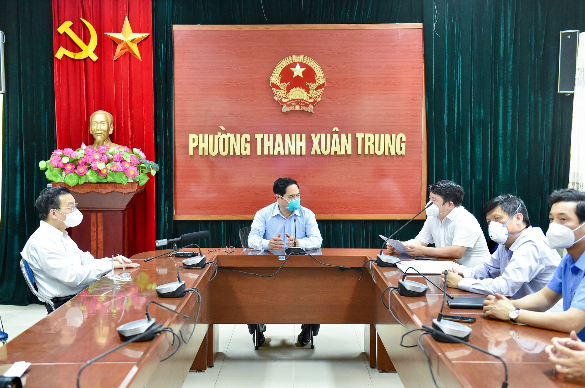 Ảnh: Thủ tướng Phạm Minh Chính kiểm tra đột xuất các 'điểm nóng' dịch Covid-19 tại Hà Nội - Ảnh 9.