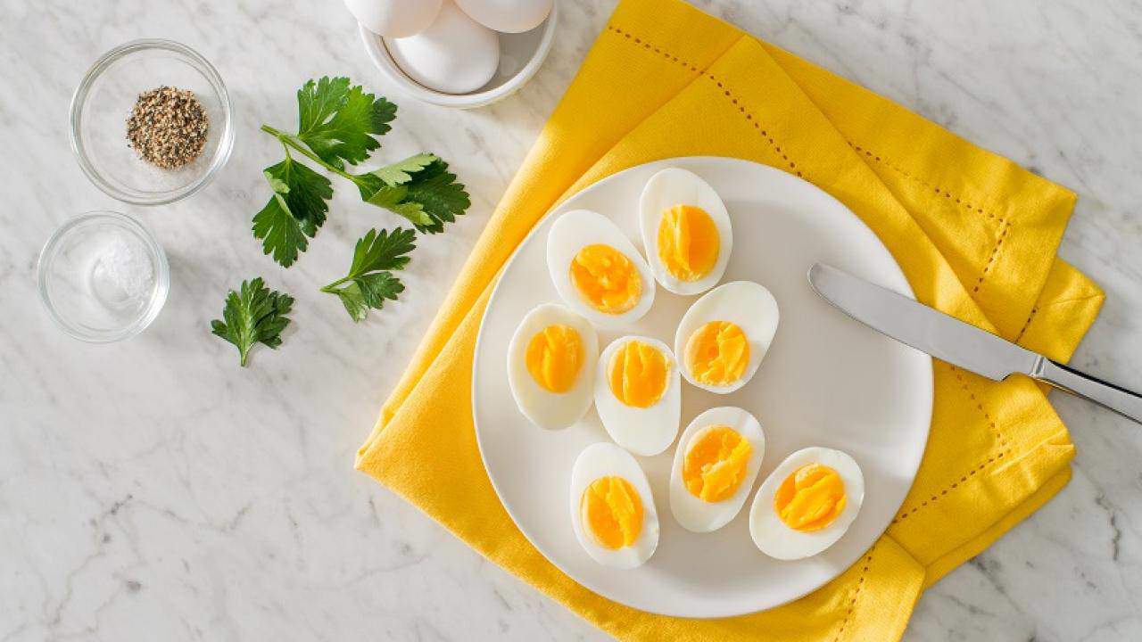 Luộc trứng bằng nước sôi hay lạnh, nhiều người làm sai bảo sao trứng nứt vỏ, không ngon - Ảnh 4.