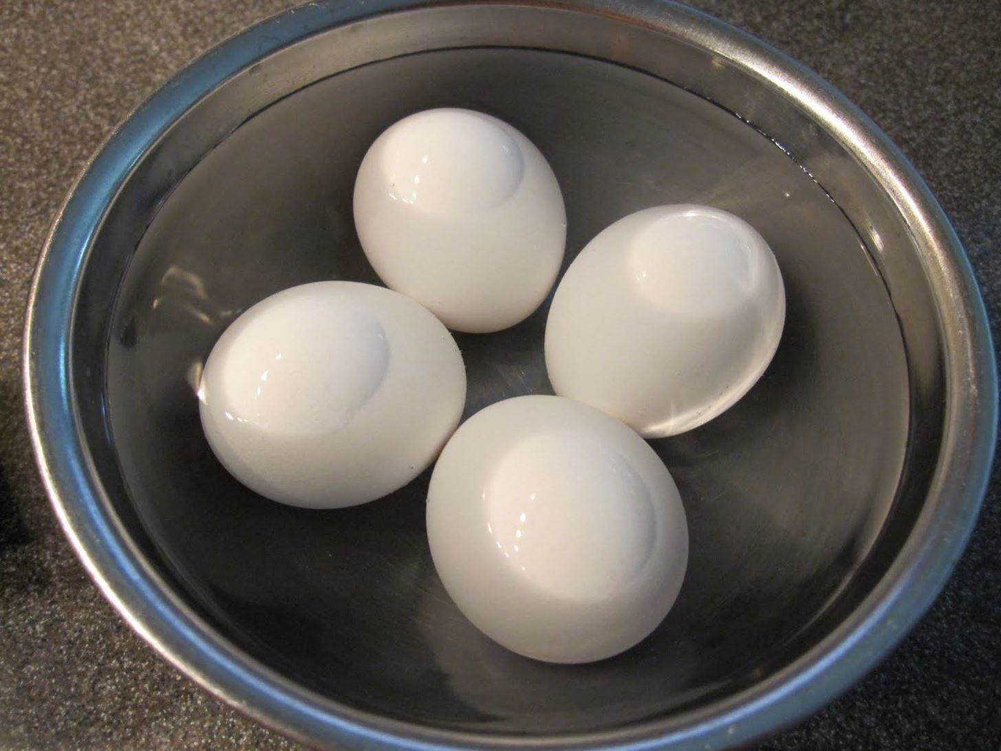 Luộc trứng bằng nước sôi hay lạnh, nhiều người làm sai bảo sao trứng nứt vỏ, không ngon - Ảnh 1.