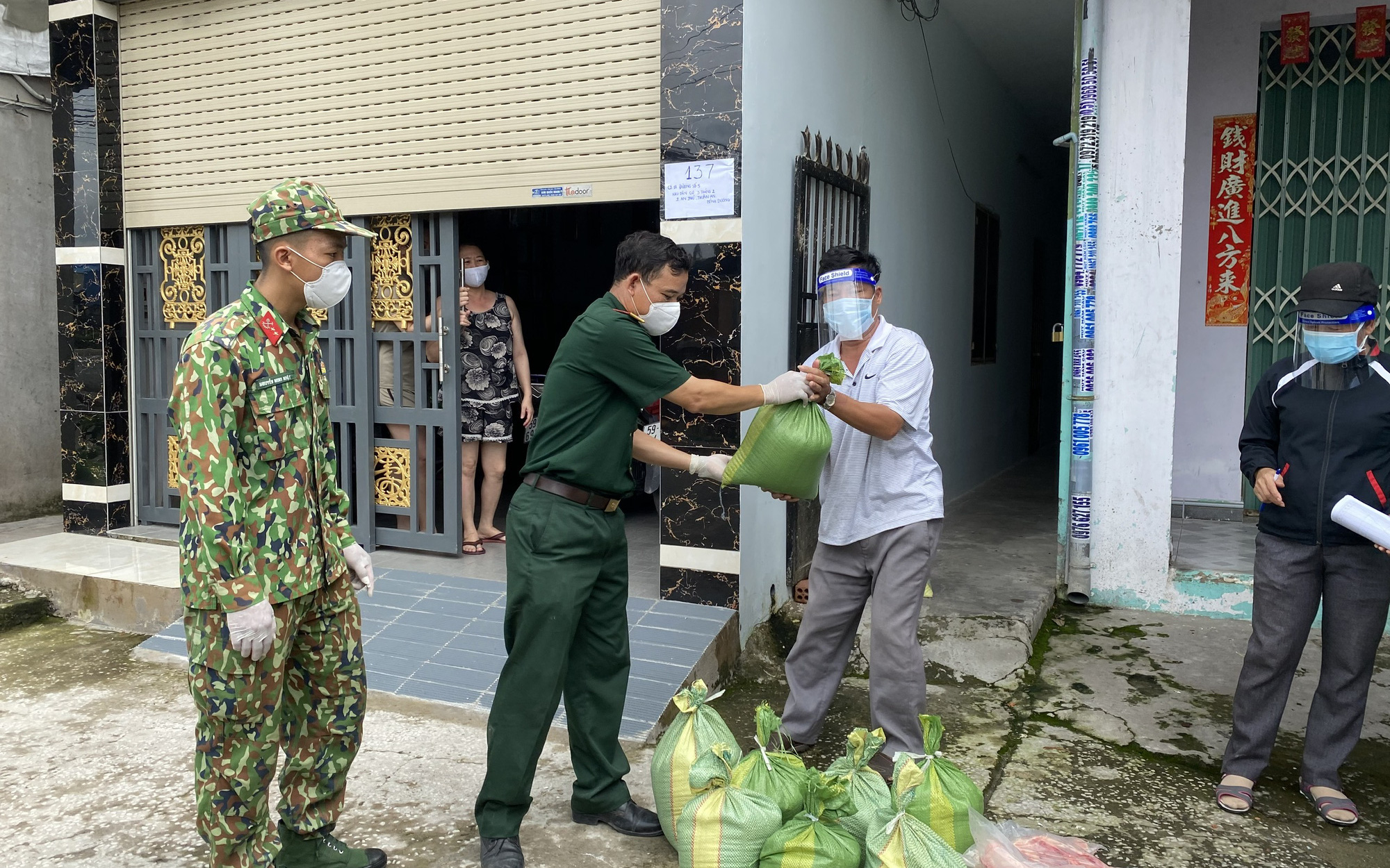 Bình Dương: 115.700 người dân ở vùng đang “khoá chặt” được cung cấp thực phẩm miễn phí nửa tháng