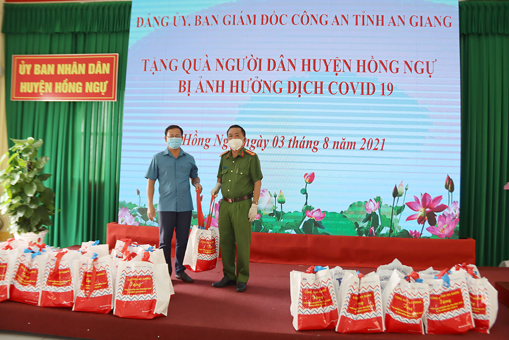 An Giang: Thêm hàng nghìn phần quà của các chiến sĩ Công an đến người dân khó khăn do dịch Covid-19 - Ảnh 1.