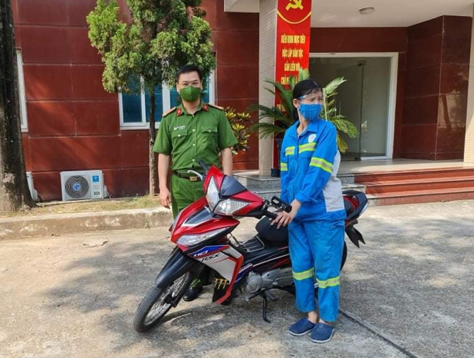 Chị lao công bị cướp trong đêm ở Hà Nội được tặng 2 xe máy mới - Ảnh 4.