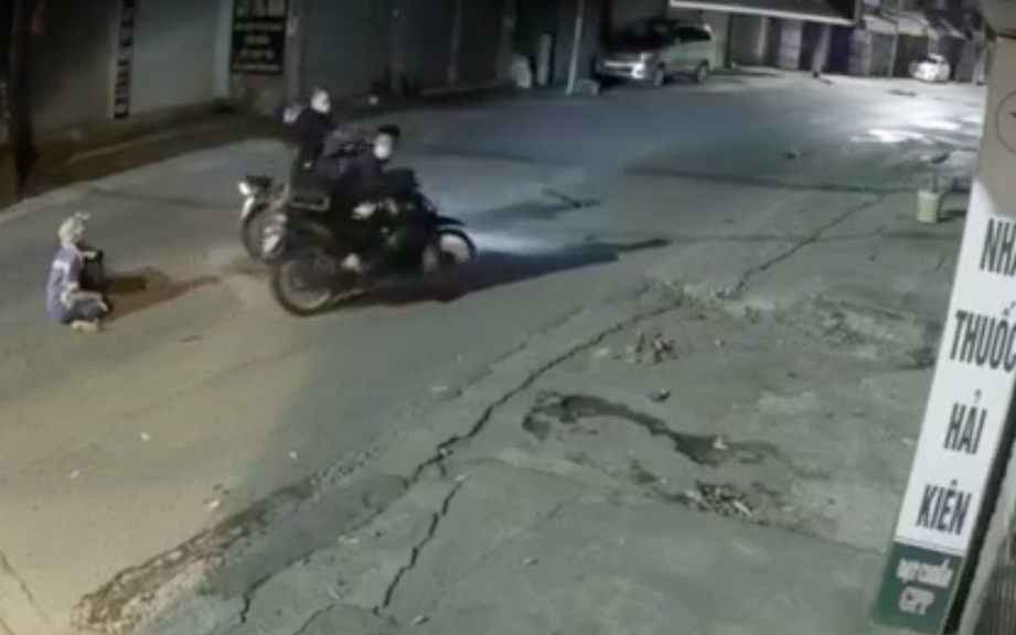 Chị lao công bị cướp trong đêm ở Hà Nội được tặng 2 xe máy mới - Ảnh 2.