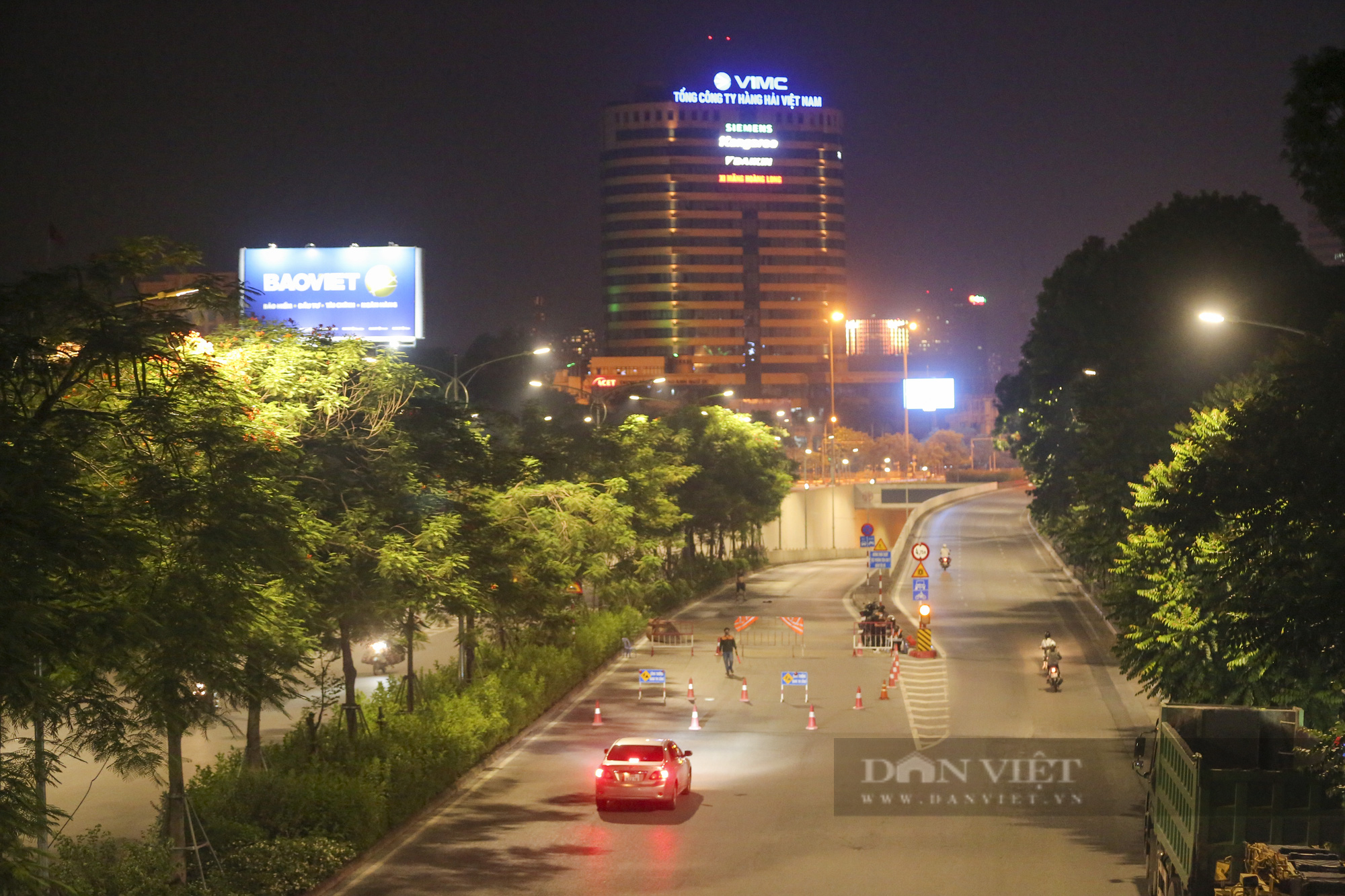 Hà Nội: Công nhân xuyên đêm sửa chữa hầm Kim Liên - Ảnh 1.