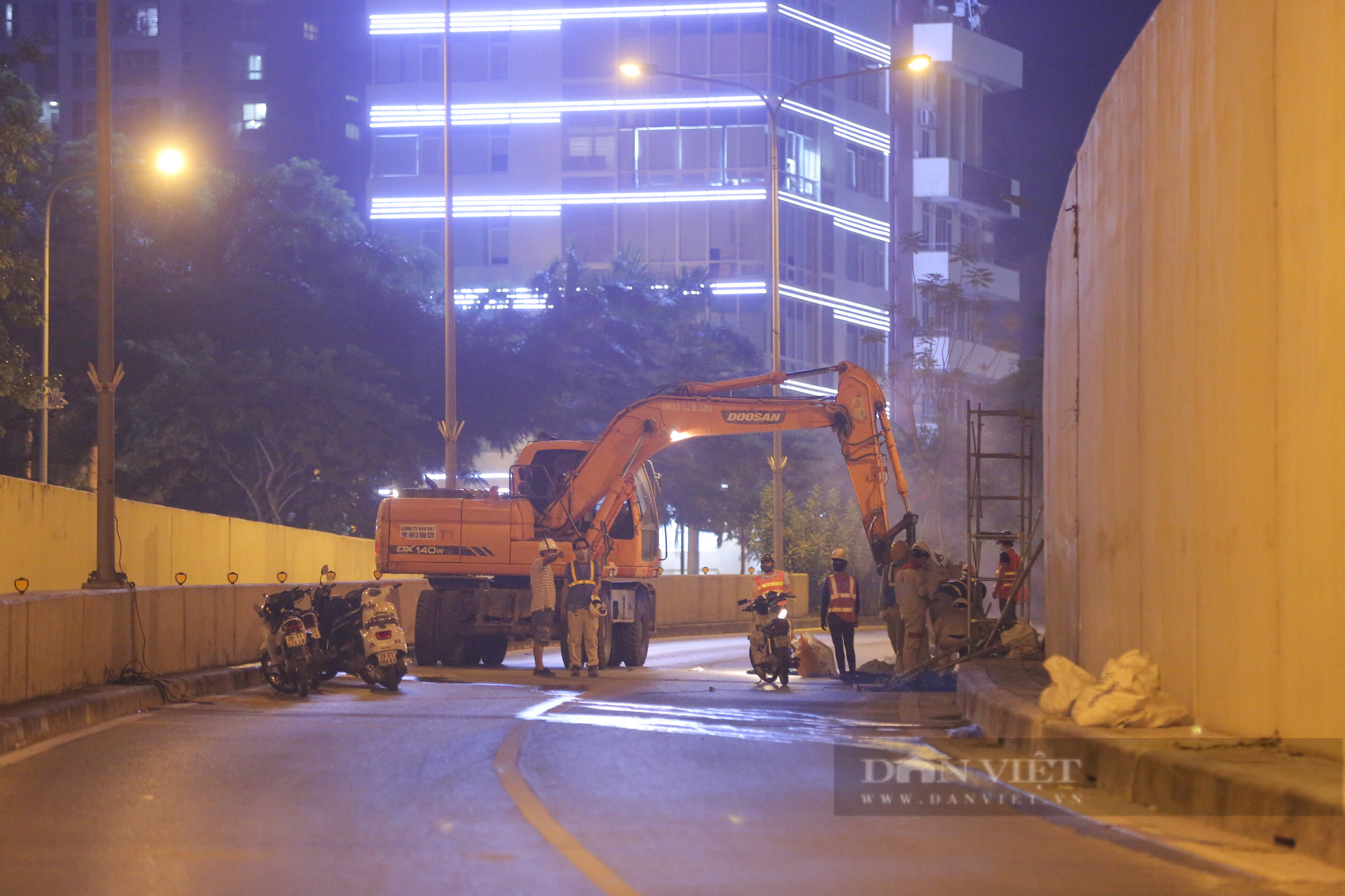 Hà Nội: Công nhân xuyên đêm sửa chữa hầm Kim Liên - Ảnh 3.