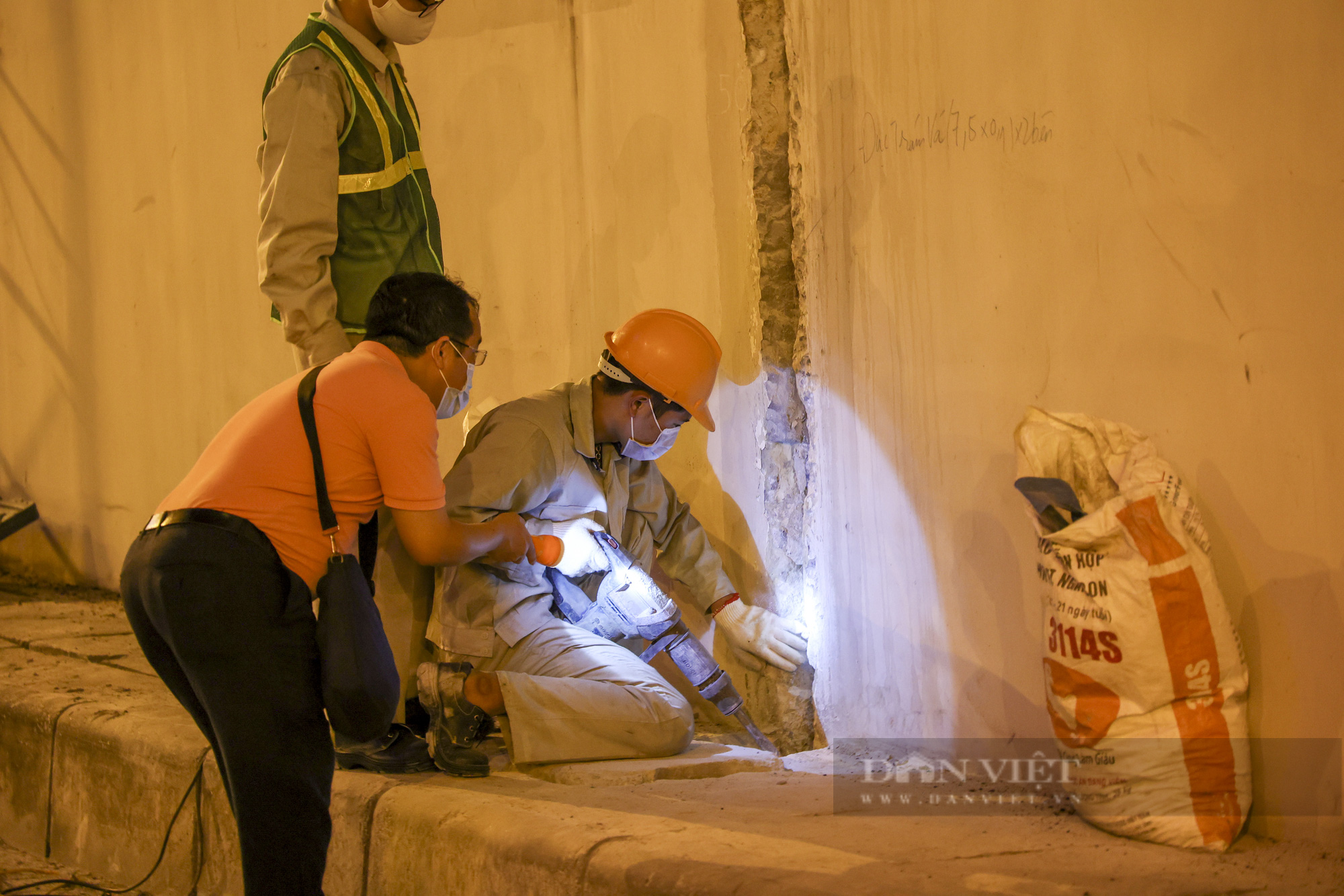 Hà Nội: Công nhân xuyên đêm sửa chữa hầm Kim Liên - Ảnh 7.