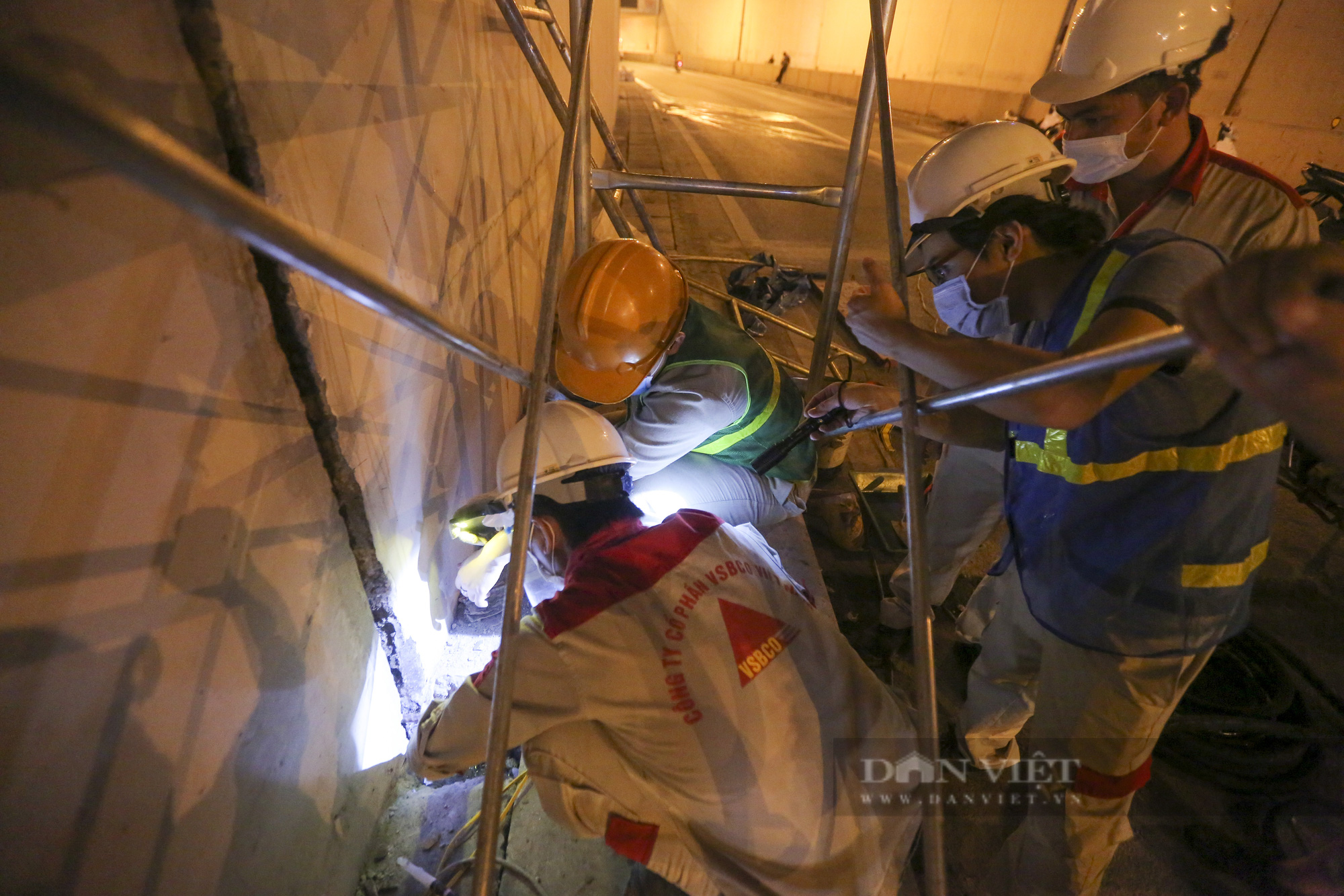 Hà Nội: Công nhân xuyên đêm sửa chữa hầm Kim Liên - Ảnh 10.