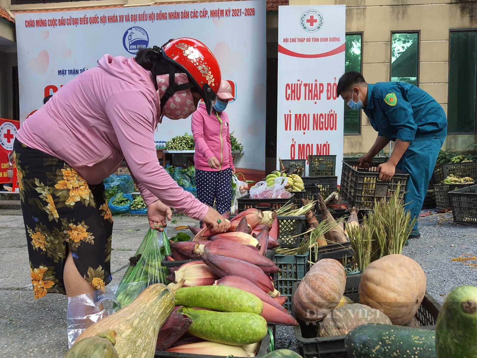 Báo tin giả bị thiếu đồ ăn trong khu phong toả ở Bình Dương, một người bị xử phạt - Ảnh 2.