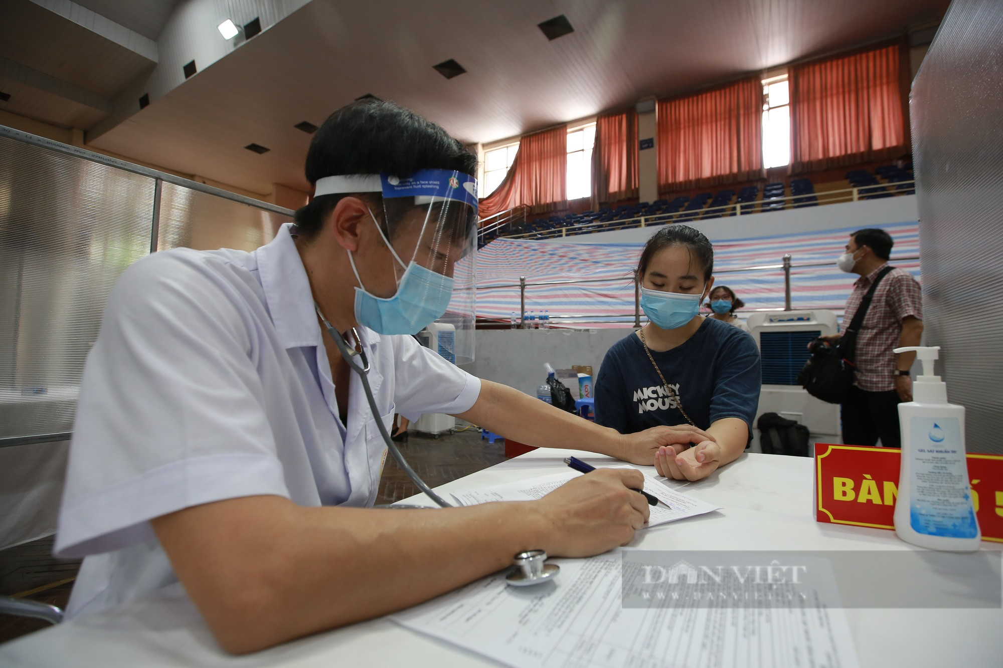 Hà Nội: Nữ bác sĩ về hưu xung phong tham gia vào cuộc chạy đua tiêm vaccine chống dịch Covid-19 - Ảnh 3.