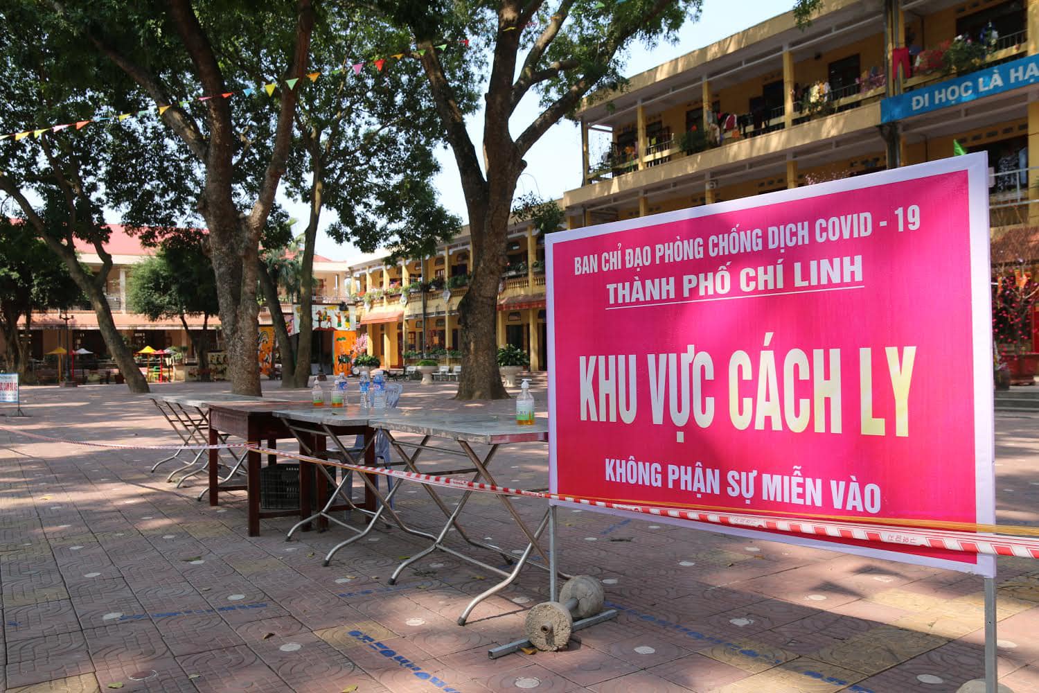 Giảm thời gian cách ly tập trung với người nhập cảnh tiêm đủ 2 mũi vắc xin Covid-19 - Ảnh 1.