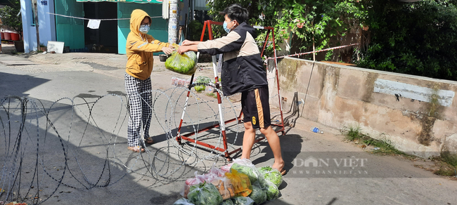 Dìu nhau qua khó khăn mùa dịch (kỳ 1): Tình người trong khu phong tỏa  - Ảnh 1.