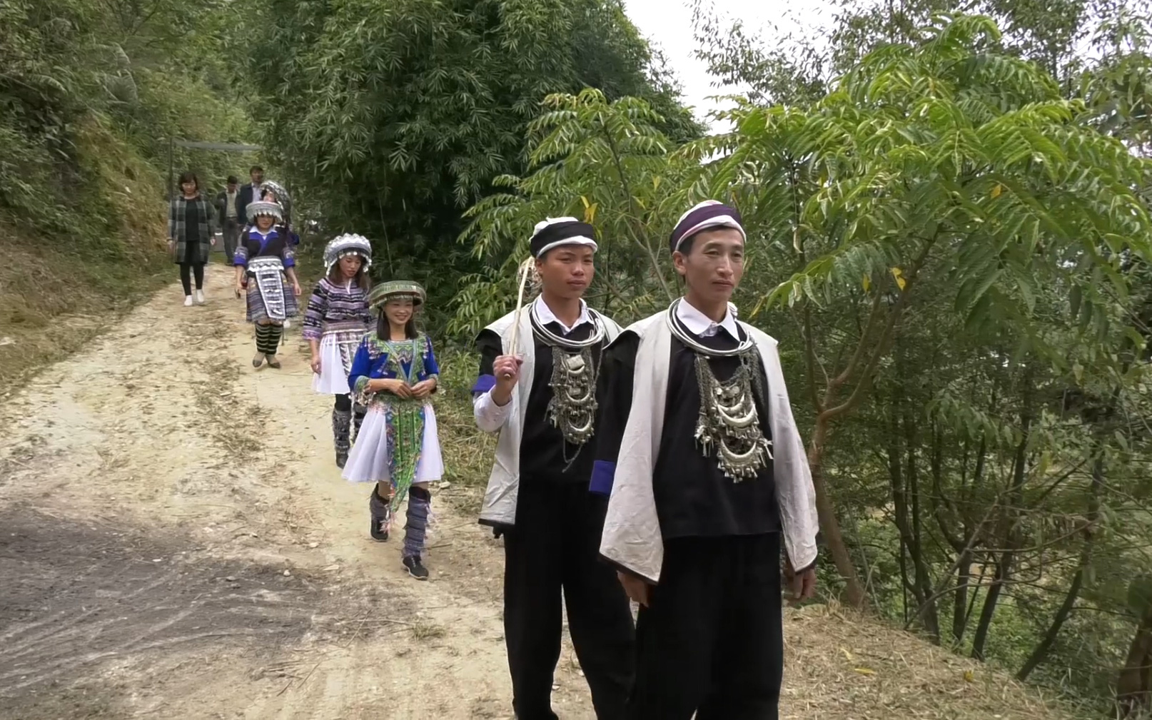 Yên Bái: Lạ chuyện hôn nhân của dân tộc Mông, đám cưới phải ăn cơm vệ đường, cúng nhập ma mới đưa dâu vào nhà