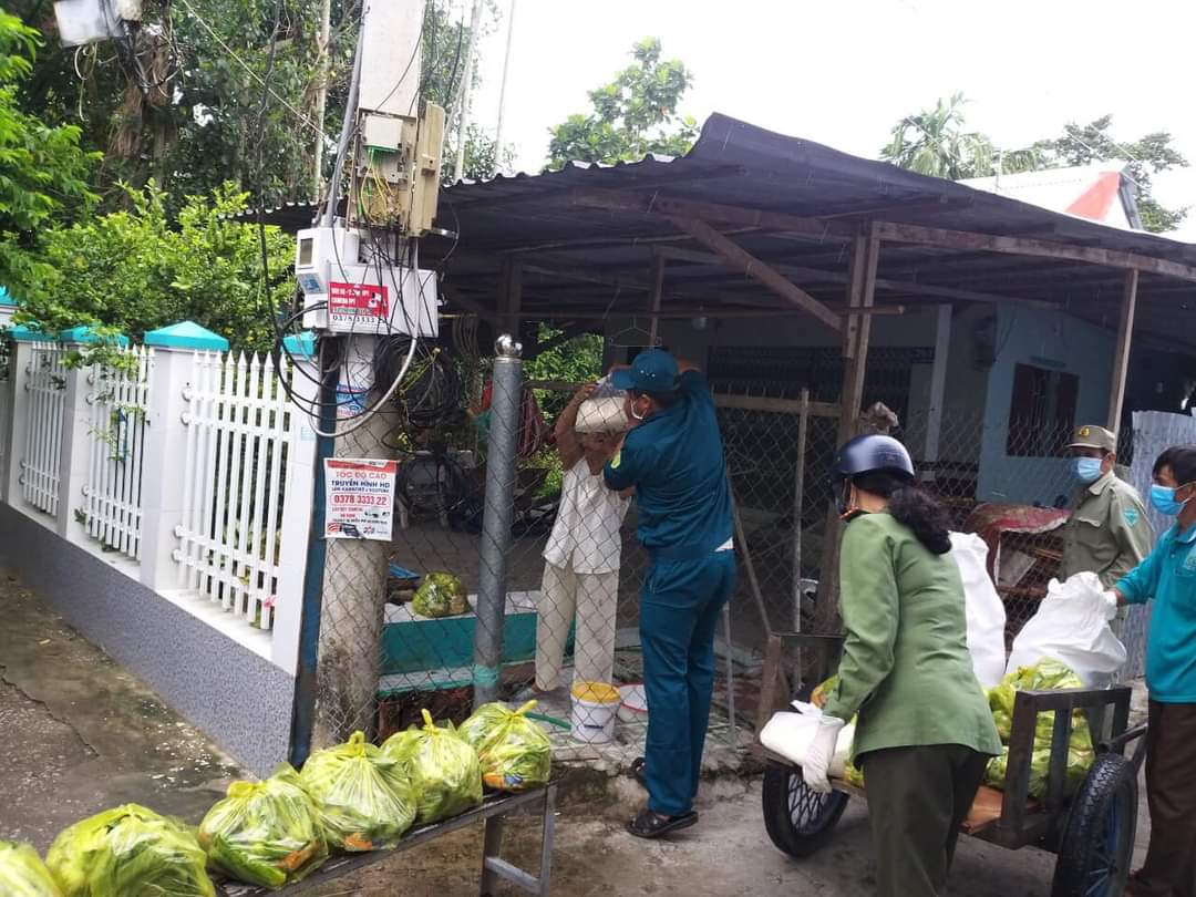 An Giang: Thêm hàng nghìn phần quà của các chiến sĩ Công an đến người dân khó khăn do dịch Covid-19 - Ảnh 4.