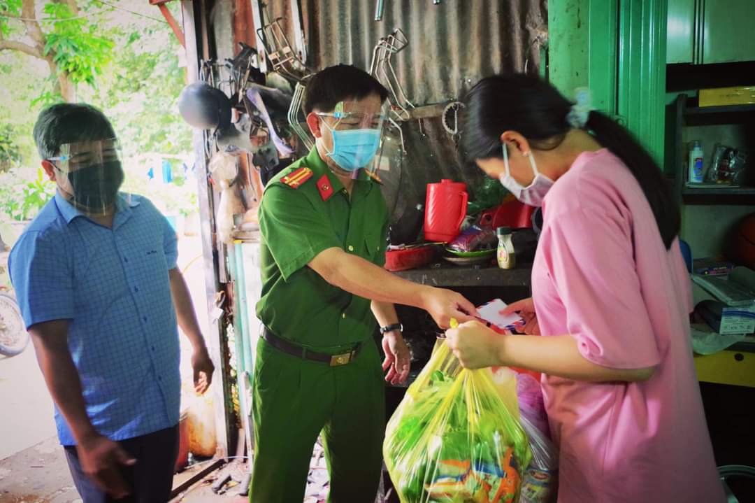 An Giang: Thêm hàng nghìn phần quà của các chiến sĩ Công an đến người dân khó khăn do dịch Covid-19 - Ảnh 2.