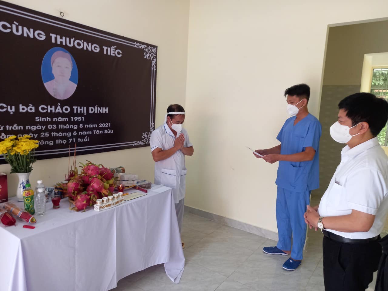 Mẹ mất, nhân viên y tế ở Hà Giang đang chống dịch tại TP.HCM không về được - Ảnh 1.