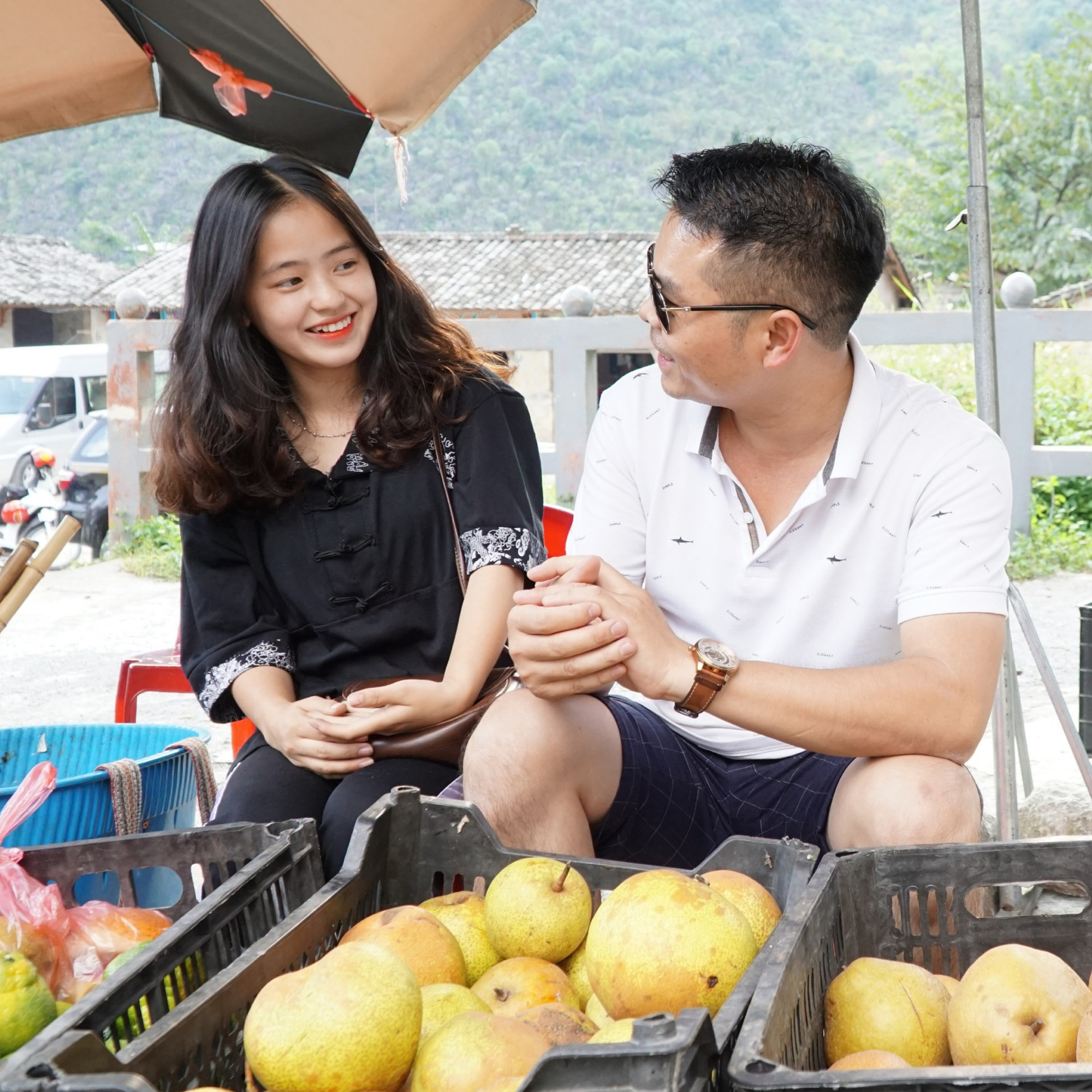 Vẻ đẹp trong sáng của &quot;cô bé bán lê&quot;, có chiếc răng khểnh đáng yêu tại cao nguyên đá Hà Giang - Ảnh 3.