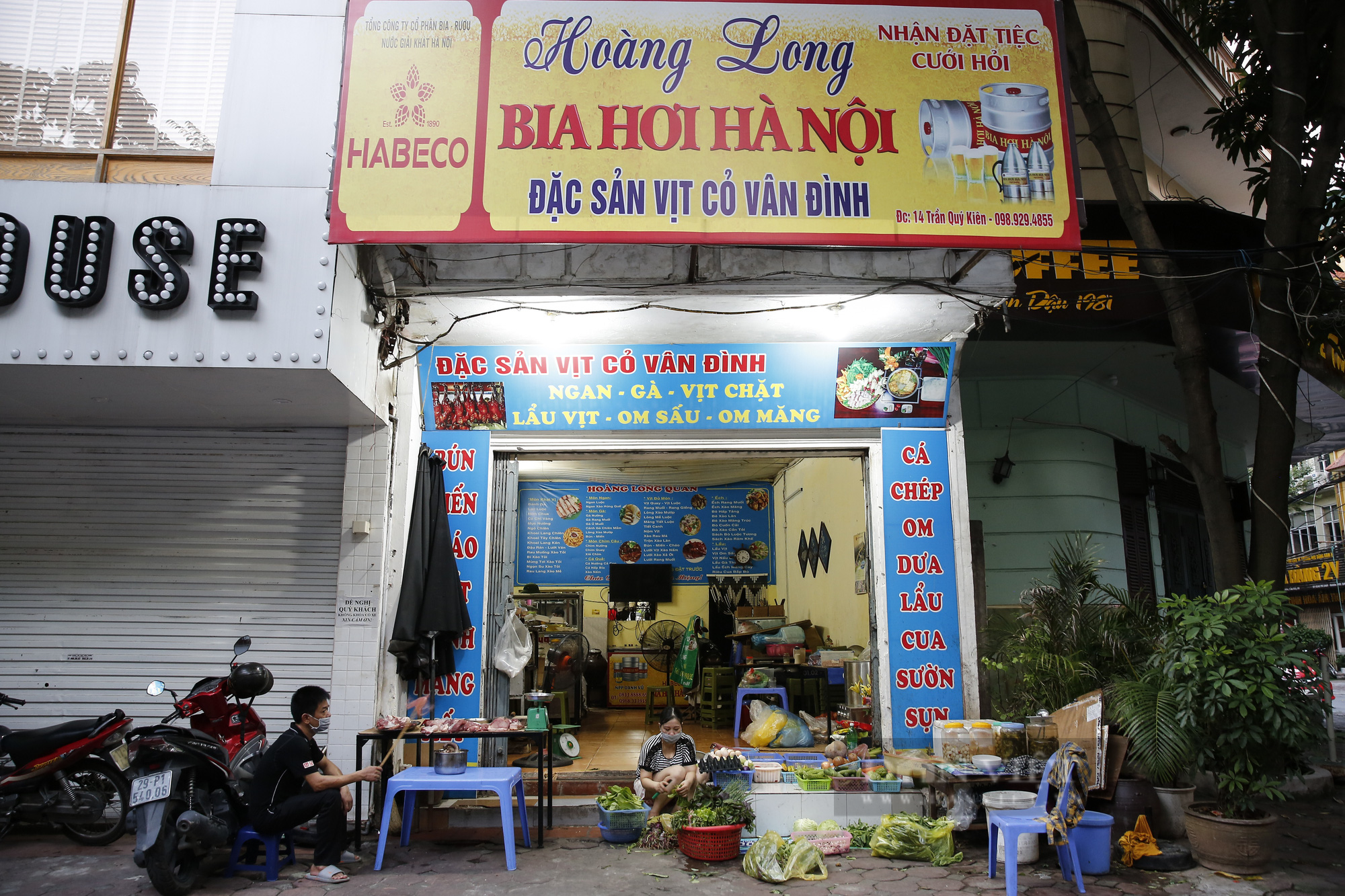 Hà Nội: Nhà hàng, quán cà phê, tiệm cắt tóc... chuyển sang bán thực phẩm thiết yếu - Ảnh 1.