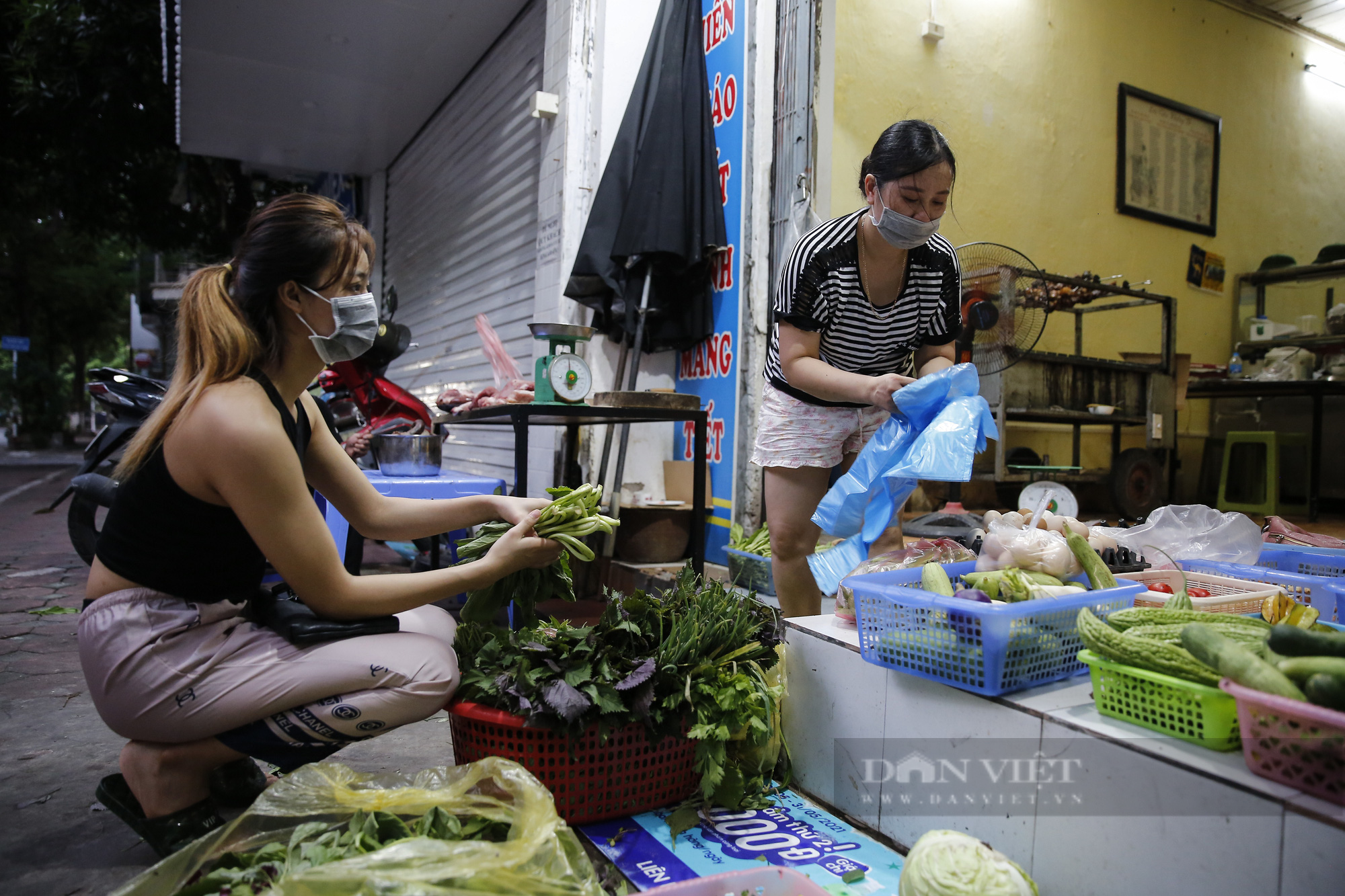 Hà Nội: Nhà hàng, quán cà phê, tiệm cắt tóc... chuyển sang bán thực phẩm thiết yếu - Ảnh 2.