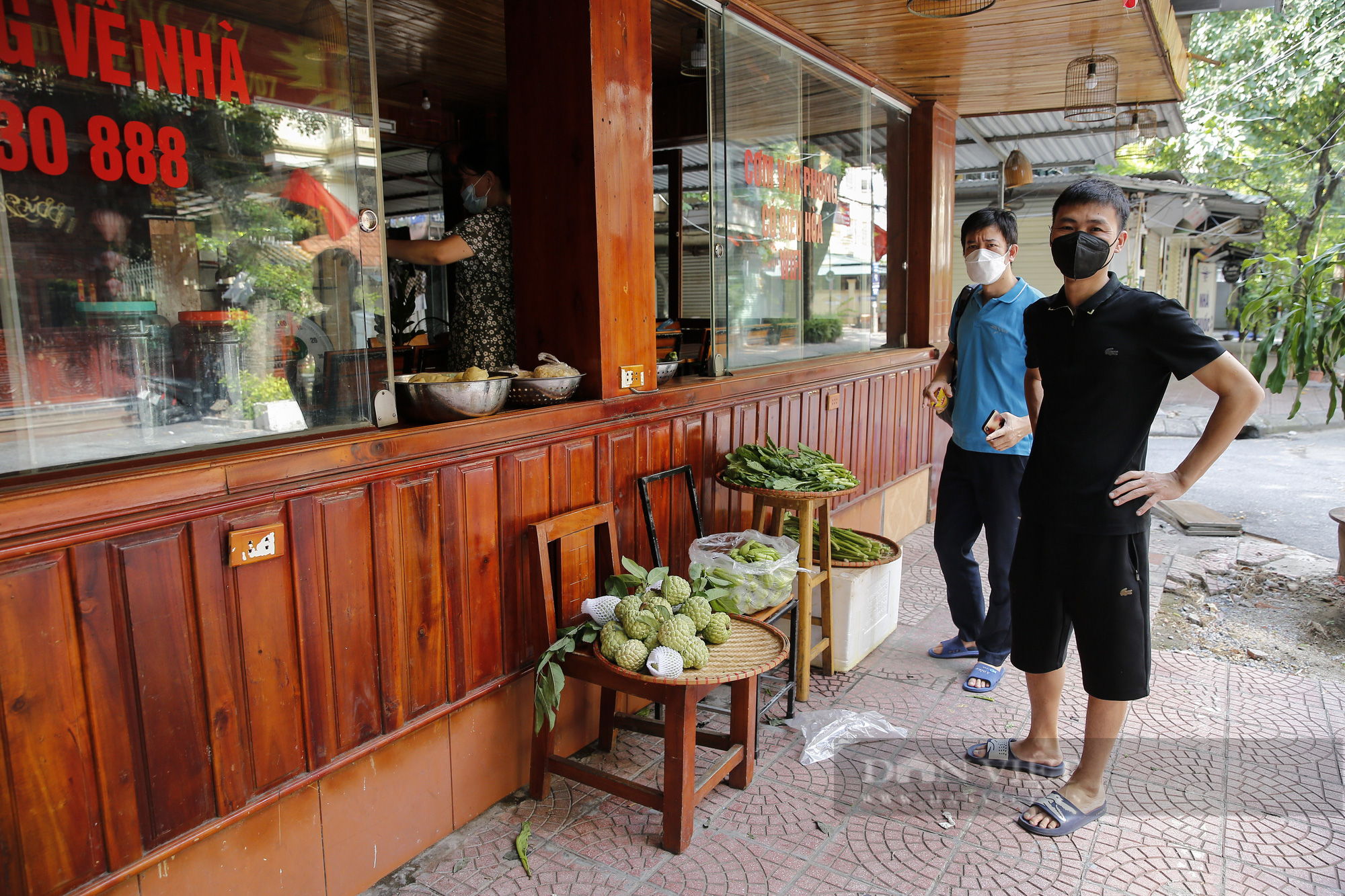 Hà Nội: Nhà hàng, quán cà phê, tiệm cắt tóc... chuyển sang bán thực phẩm thiết yếu - Ảnh 9.