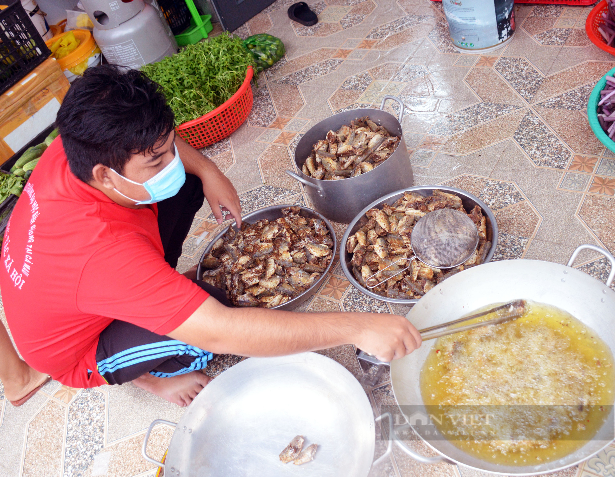 Bếp ăn 0 đồng mỗi ngày nấu 3 món chính với nguyên liệu là đặc sản, quà quê ở Cà Mau - Ảnh 9.