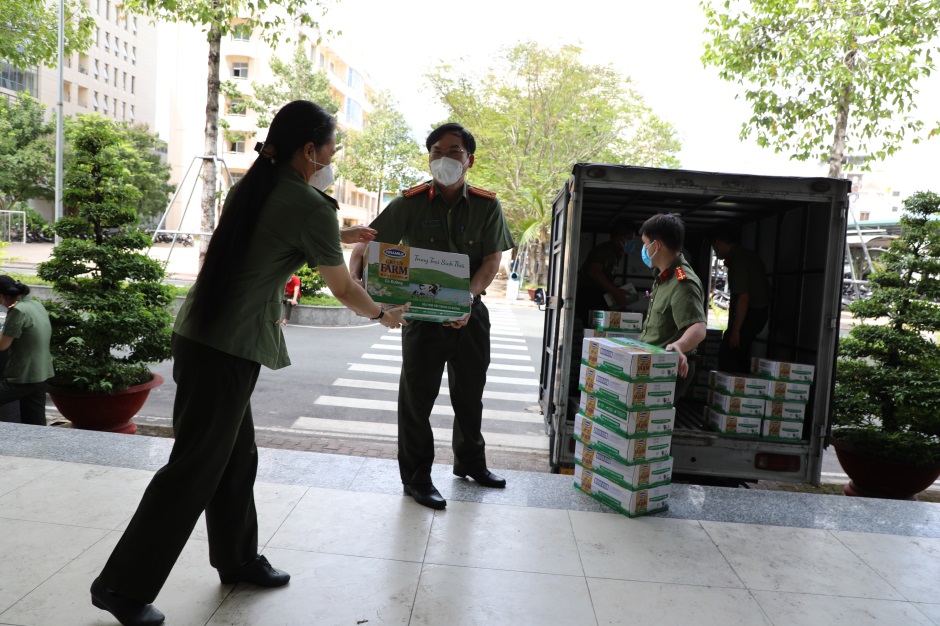 Liều vaccine tinh thần trong mùa dịch: 30 tấn nhu yếu phẩm từ Công an tỉnh Long An gửi tặng Công an TP.HCM - Ảnh 4.