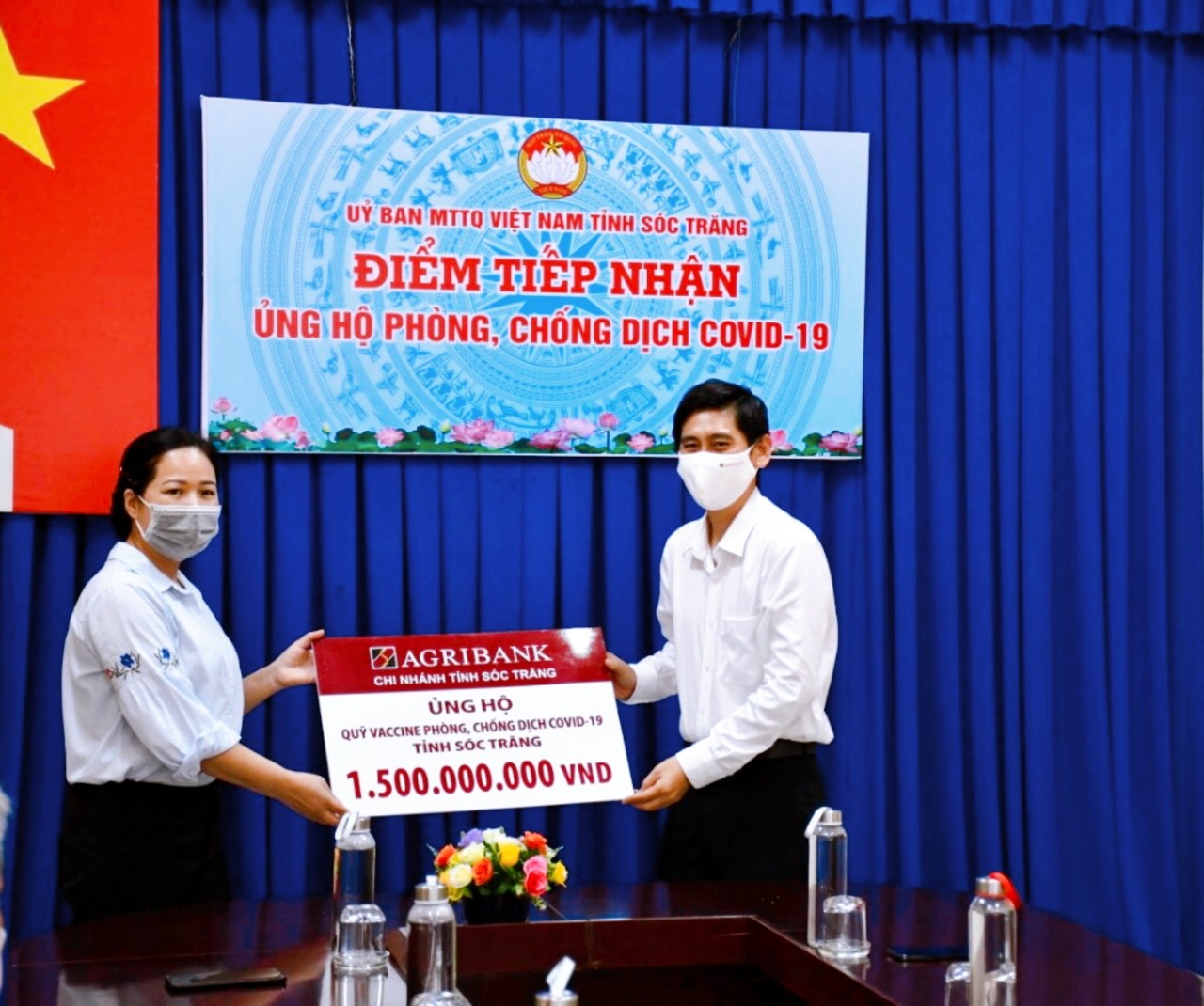 Agribank Chi nhánh tỉnh Sóc Trăng trao 1,5 tỷ đồng ủng hộ Quỹ phòng chống dịch Covid-19  - Ảnh 1.
