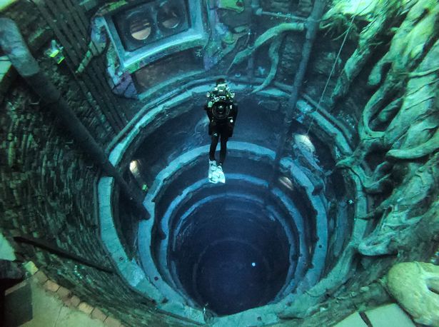 Bên trong hồ bơi sâu nhất thế giới tại Dubai - Ảnh 2.