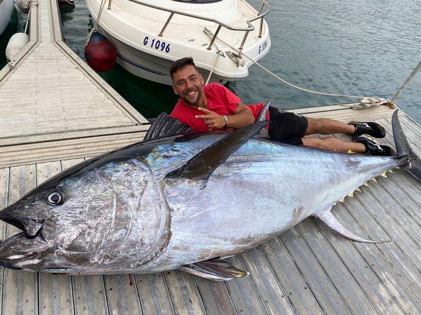 Ba cần thủ sốc nặng khi câu được &quot;quái ngư&quot; cá ngừ vây xanh siêu to khổng lồ nặng 328kg - Ảnh 2.