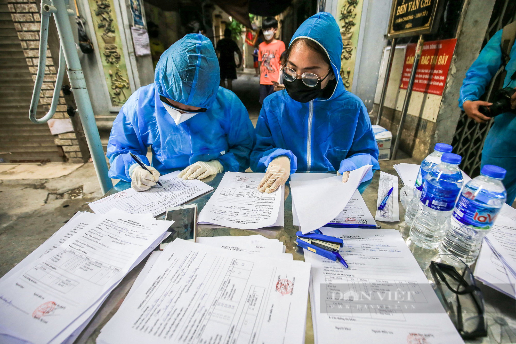Lấy 5.000 mẫu xét nghiệm tại 2 ổ dịch Covid-19 trong một quận của Hà Nội - Ảnh 7.
