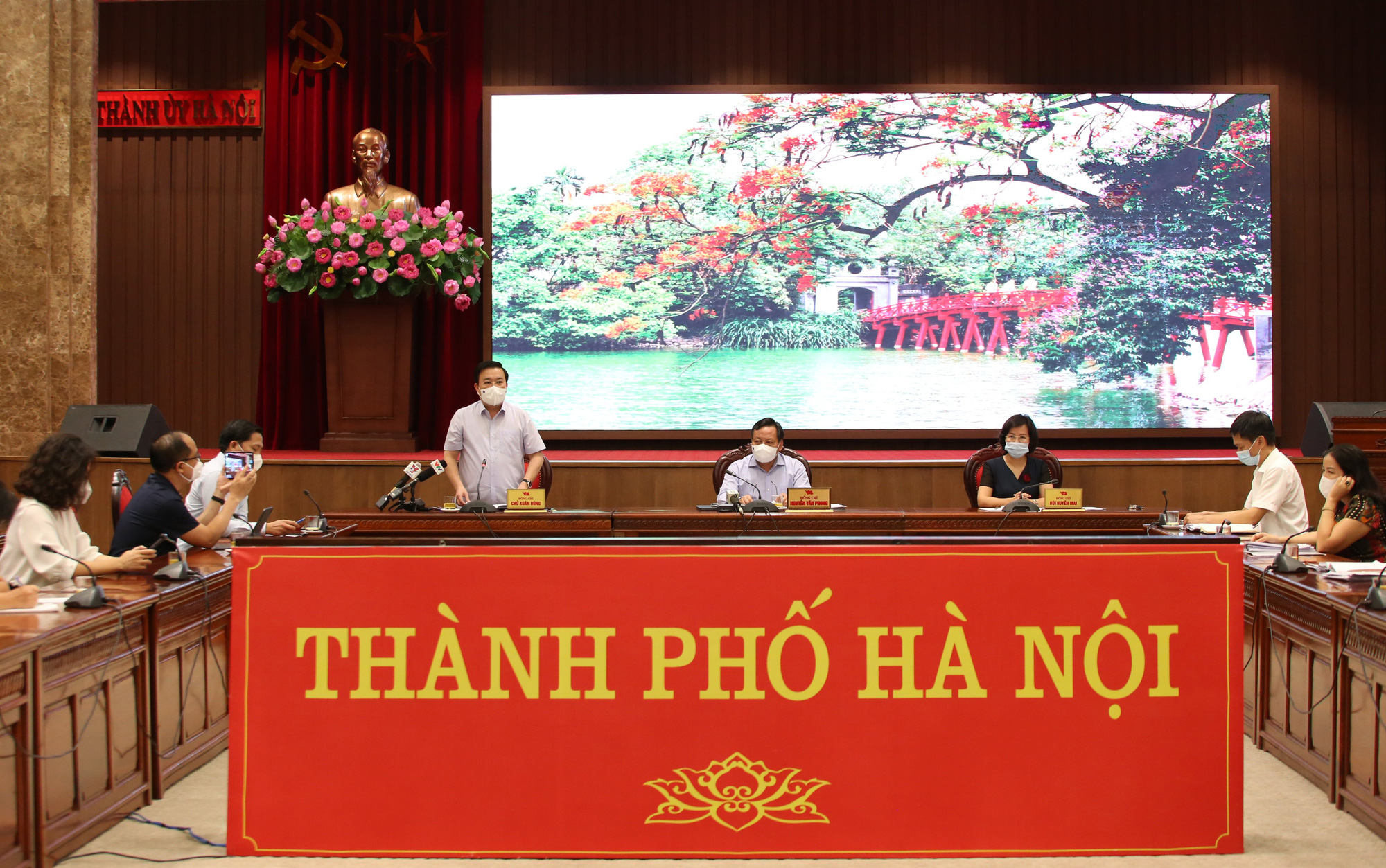 Hà Nội họp báo, lý giải việc tiếp tục giãn cách xã hội theo Chỉ thị 16 của Thủ tướng - Ảnh 2.