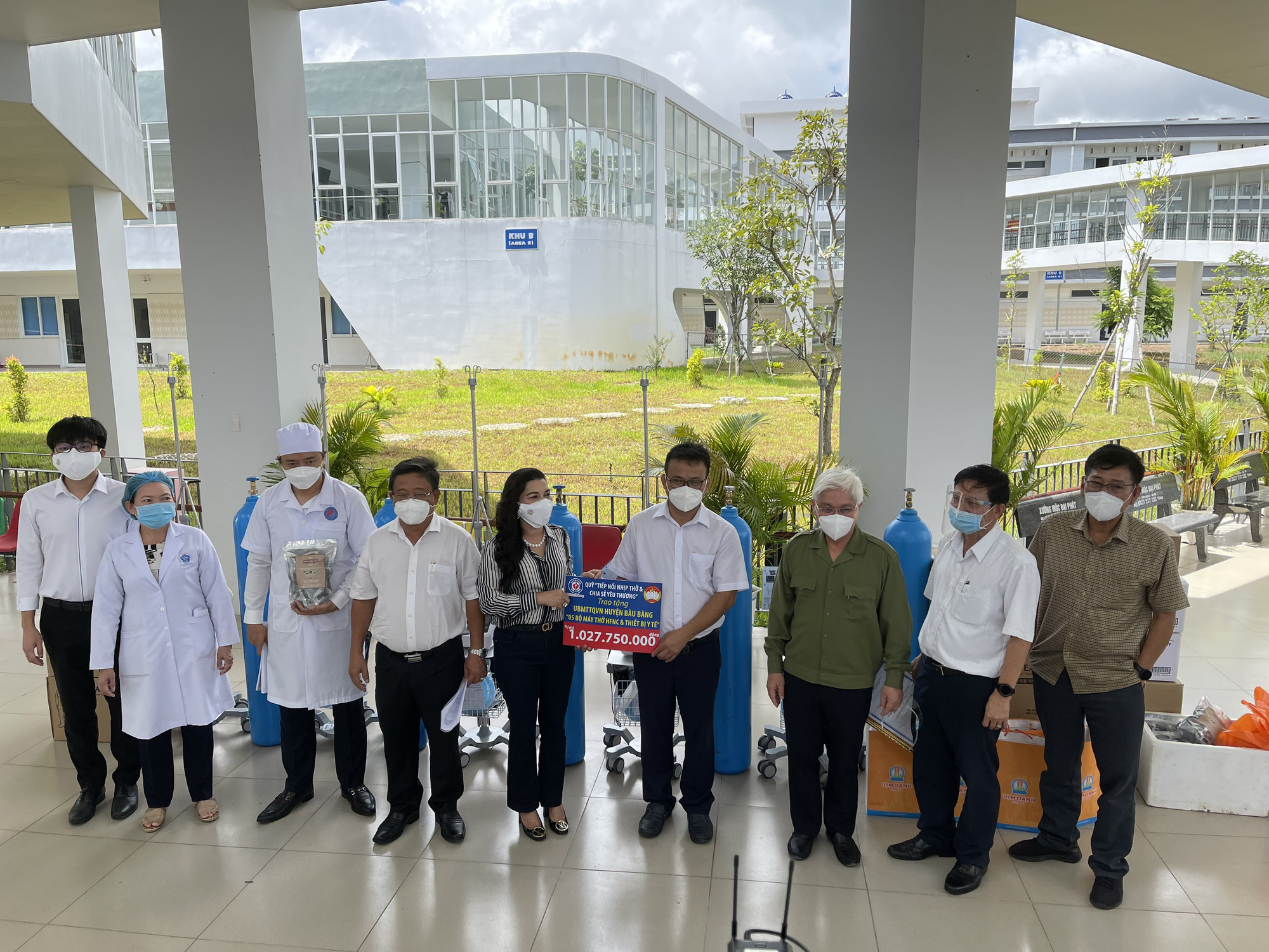 Quỹ từ thiện Kim Oanh hỗ trợ ngành y tế Bình Dương 2,1 tỷ đồng phòng chống Covid-19 - Ảnh 1.