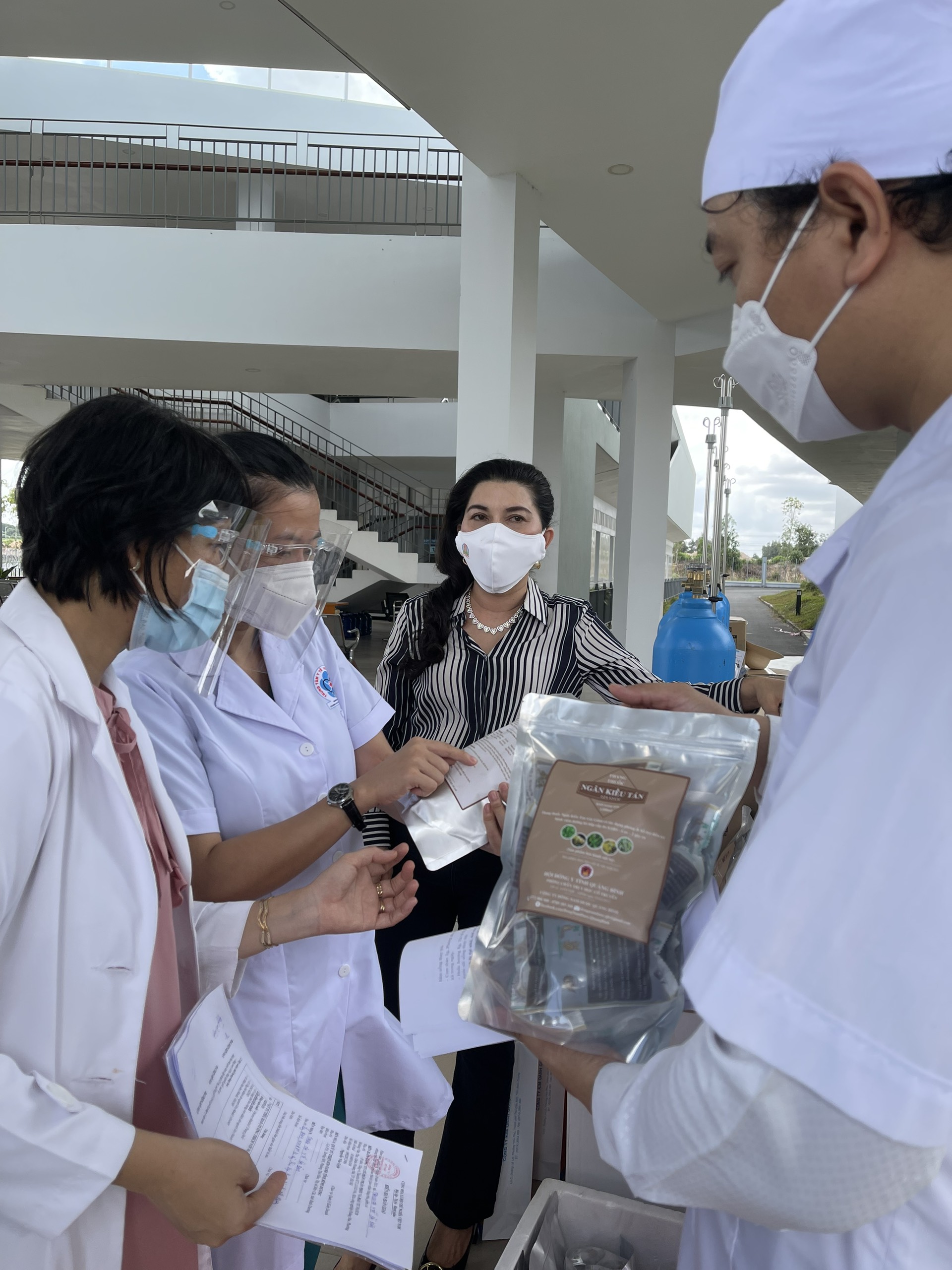 Quỹ từ thiện Kim Oanh hỗ trợ ngành y tế Bình Dương 2,1 tỷ đồng phòng chống Covid-19 - Ảnh 2.