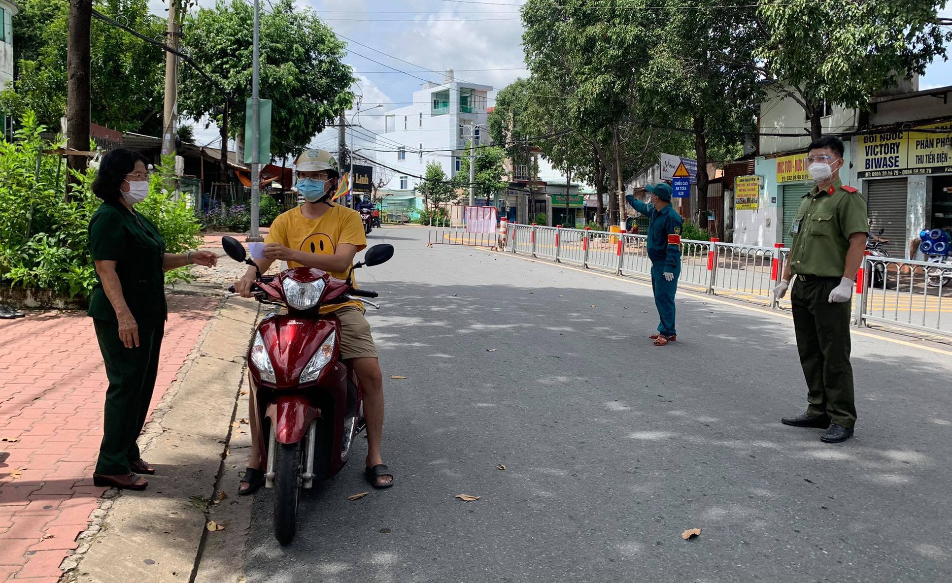 Tổ kiểm soát dịch đỡ đẻ cho sản phụ ở Bình Dương - Ảnh 2.